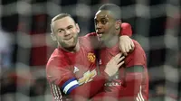 Dua pemain Manchester United Wayne Rooney dan Anthony Martial merayakan gol ke gawang West Ham United pada perempat final Piala Liga Inggris di Old Trafford, Rabu (30/11/2016). (AFP/Oli Scarff)