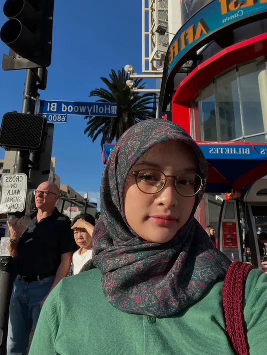Dalam salah satu potret, Aisha tampak mengenakan hijab bermotif etnik yang dipadukan dengan sweater hijau pastel. Detail ini menunjukkan selera fashion-nya yang terkesan santai namun tetap modis. Tak lupa, tas rajut yang dikenakannya juga memberi sentuhan unik pada penampilan sehari-harinya. (Liputan6.com/IG/@khadeejaisha)