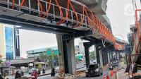 Pekerja menyelesaikan pembangunan jembatan penyeberangan orang (JPO) atau "Skywalk" di kawasan Kebayoran Lama, Jakarta, Sabtu (19/11/2022). Skywalk ini nantinya akan menghubungkan Stasiun Kebayoran Lama dengan halte Transjakarta Koridor 8 dan 13 dan akan rampung pada November 2022. (Liputan6.com/Angga Yuniar)