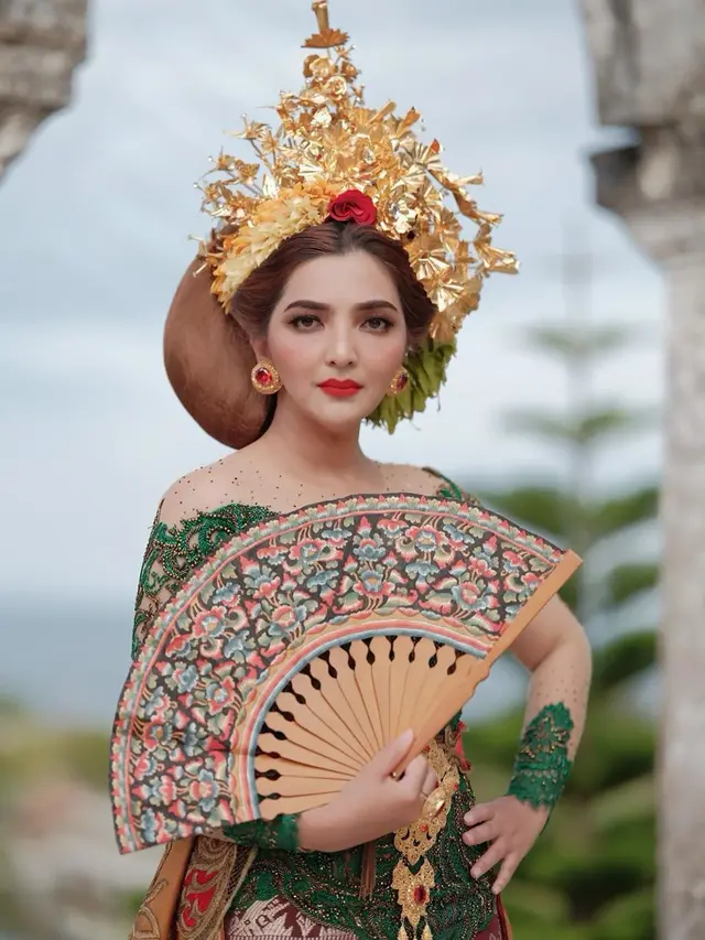 6 Pesona Seleb Indonesia saat Pakai Kebaya Bali, Makin Anggun