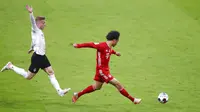 Penyerang Bayern Munchen, Leroy Sane, mencetak gol ke gawang Moenchengladbach pada laga Liga Jerman di Allianz Arena, Sabtu (8/5/2021). Bayern Munchen menang enam gol tanpa balas. (AP/Matthias Schrader, Pool)