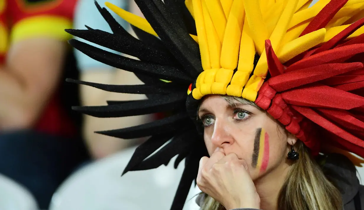 Suporter Belgia terlihat sedih usai timnya kalah dari Wales 1-3 pada laga perempat final Piala Eropa 2016 di Stade Pierre-Mauroy, Lille, Prancis, Sabtu (2/7/2016) dini hari WIB. (AFP/Emmanuel Dunand)
