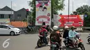Baliho besar bergambar pasangan calon wali kota dan wakil wali kota Depok nomor urut satu, Dimas Oky dan Babai Suhaimin masih terpasang di pertigaan Jalan Tole Iskandar, Depok, Senin (7/12). (Liputan6.com/Yoppy Renato)