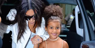 Anak pertama Kim Kardashian dan Kanye West, North West, ternyata nakal seperti anak-anak lainnya. (Mashable)