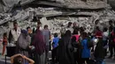 Hal tersebut dinyatakan Direktur Jenderal WHO Tedros Adhanom Ghebreyesus dalam di hadapan wartawan di Jenewa, Swiss. Ia menekankan, ada sedikitnya 15.000 pasien, termasuk 4.000 anak-anak, yang memerlukan perawatan di luar Gaza. (AP Photo/Abdel Kareem Hana)