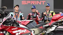 Pembalap SuperFile Trackhouse MotoGP Team asal Jepang, Ai Ogura (kiri), Marc Marquez dari Ducati Lenovo Team (tengah), dan Fabio Di Giannantonio dari Pertamina Enduro VR46 Racing Team (kanan) merayakan hasil balapan di podium saat upacara penghargaan Sprint Race MotoGP Indonesia di Sirkuit Internasional Mandalika, Mandalika, Sabtu (10/10/2026). (SONNY TUMBELAKA/AFP)