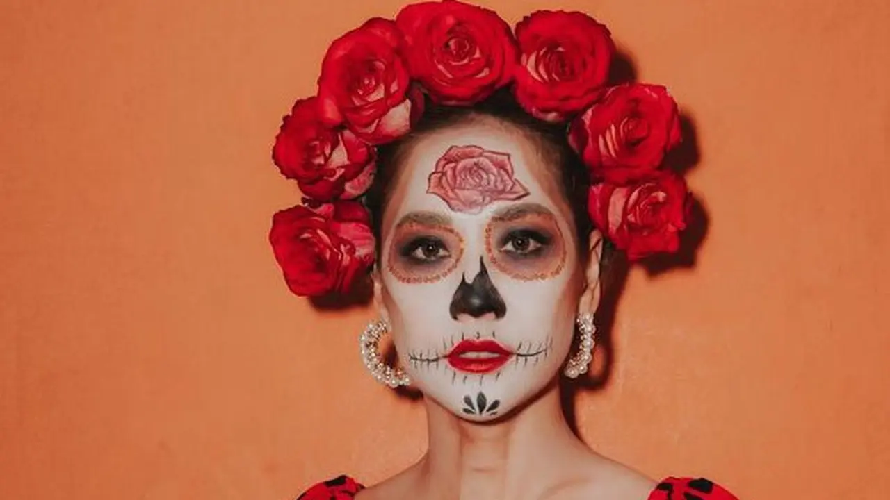 Gaya Bunga Citra Lestari dan Suami saat Halloween sebagai Catrina