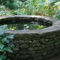 Efek echo dari sebuah sumur di Italia bikin suara gadis asal Kansas, Amerika Serikat ini jadi keren parah. (Via: fernando1703.blogspot.co.id))