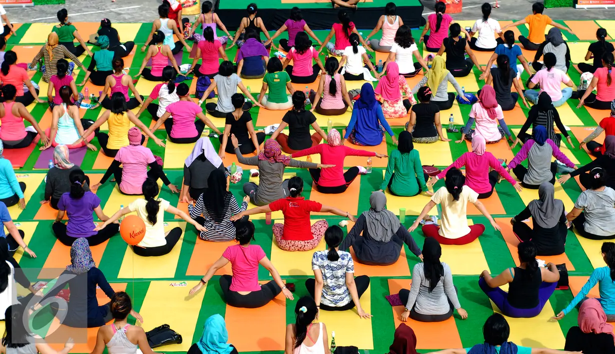 Sejumlah peserta mengikuti gerakan Yoga in the Air di rooftop Plaza Semanggi, Jakarta, Sabtu (30/4). Kegiatan ini dilakukan sebagai bentuk kampanye "Stay fresh and healthy with Kiranti".(Liputan6.com/Johan Tallo)