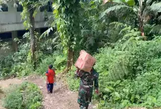 Personel TNI jalan kaki bawa bantuan untuk korban banjir di Tapanuli Tengah