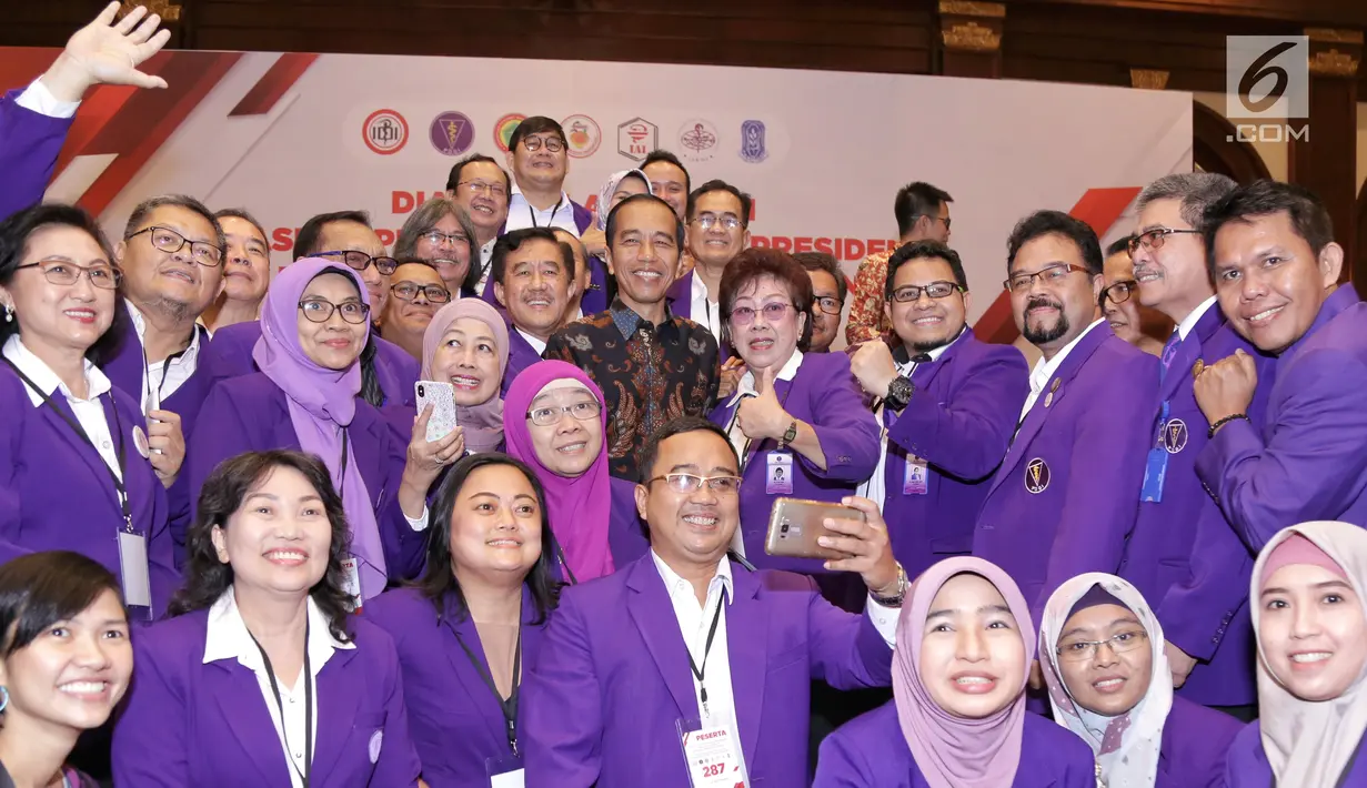 Calon Presiden nomer urut 01 Joko Widodo foto bersama dengan Komunitas Kesehatan pada acara Dialog Silaturahmi Paslon Presiden dan Wakil Presiden. di Gedung Bidakara, Jakarta, Kamis (28/2). (Liputan6.com/HO/Cendi Safitri)