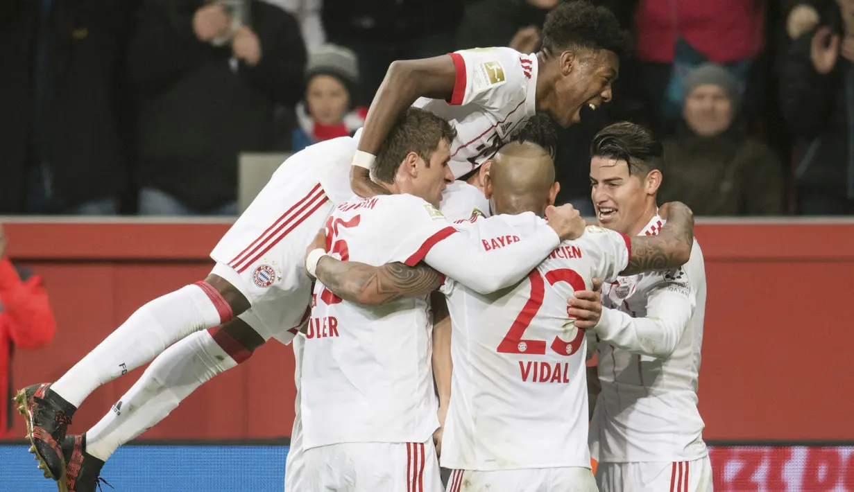 Para pemain Bayern Munchen saat merayakan gol Javi Martinez kegawang Laverkusen pada lanjutan Budesliga di Bay Arena, Laverkusen, (12/1/2018). Bayern Munchen menang 3-1. (Marius Becker/dpa via AP)