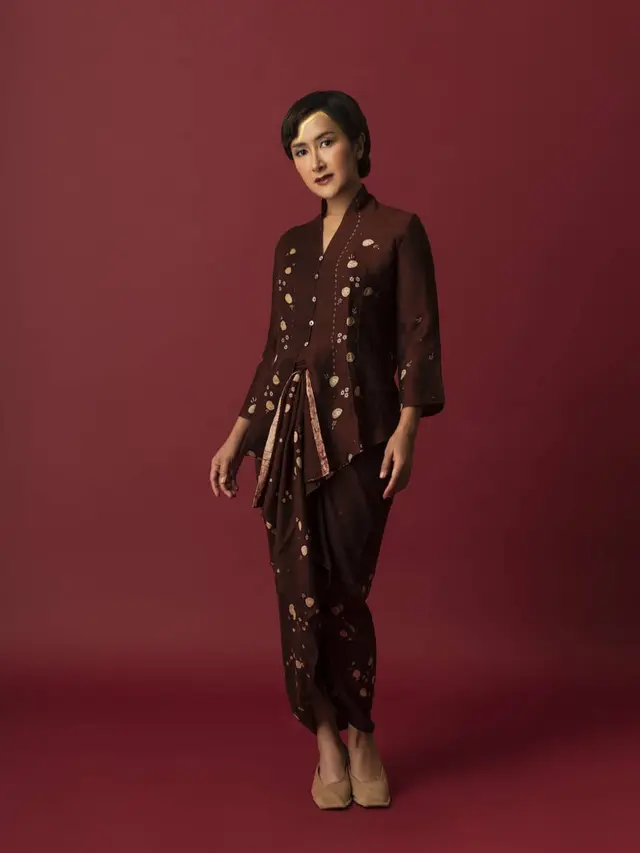 6 Potret Widi Mulia Pakai Kebaya, Ditampilkan dalam Video Lagu Terbaru