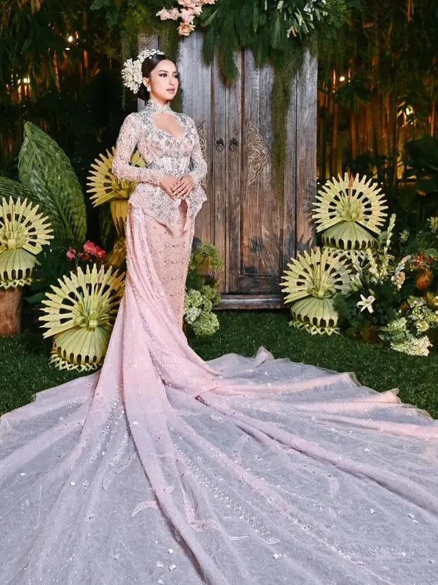 Jennifer Coppen setelah akad nikah pakai kebaya pink. [@revashion]