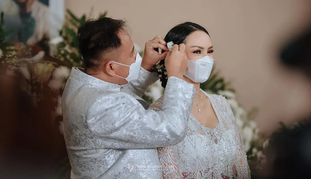 "Pernikahan pada 21.02.2021 tidak terlaksana bukan karena kesalahan mas Vicky. Saya minta maaf yang sebesar-besarnya kepada mas Vicky dan keluarga besarnya," jelas ibu satu anak itu. (Instagram/kalinaoctaranny)