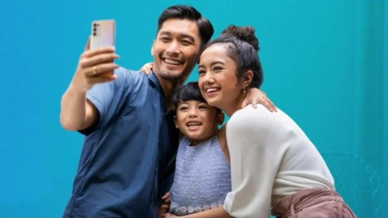 Ilustrasi selfie bersama keluarga