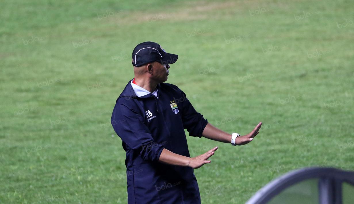 Herrie Setiawan pernah membela timnas Indonesia pada Sea Games 1989 saat berusia 19 tahun kini didaulat menjadi pelatih sementara Persib Bandung saat Menang 2-1 atas Mitra Kukar. (Bola.com/Nicklas Hanoatubun)