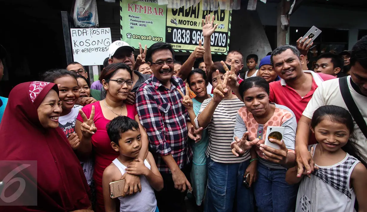 Cawagub DKI Jakarta Djarot Saiful Hidayat foto bersama dengan warga saat kampanye, Jakarta, Rabu (9/11). Meski sempat dapat penolakan dari sekelompok orang, namun Djarot tetap blusukan untuk menyerap aspirasi warga. (Liputan6.com/Faizal Fanani)