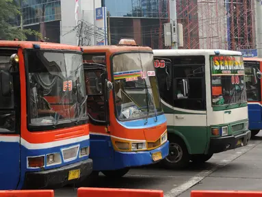  Sejumlah angkutan umum berjajar di depan terminal Blok M Jakarta, Kamis (31/3/2016). Pemerintah berencana menurunkan tarif angkutan umum pasca penurunan harga BBM, 1 April mendatang. (Liputan6.com/Helmi Fithriansyah)