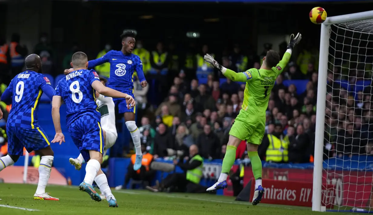 Pemain Chelsea Callum Hudson-Odoi (belakang) menyundul bola yang membentur mistar saat melawan Plymouth Argyle pada putaran keempat Piala FA di Stadion Stamford Bridge, London, Inggris, 5 Februari 2022. Chelsea menang 2-1. (AP Photo/Matt Dunham)