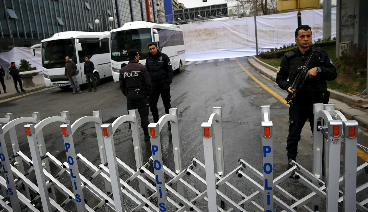Petugas keamana berjaga didekat lokasi serangan bom bunuh diri di Ankara , Turki 14 Maret 2016. Peristiwa tragis ini setidaknya menewaskan 34 orang dan melukai 125 orang. (REUTERS / Umit Bektas)