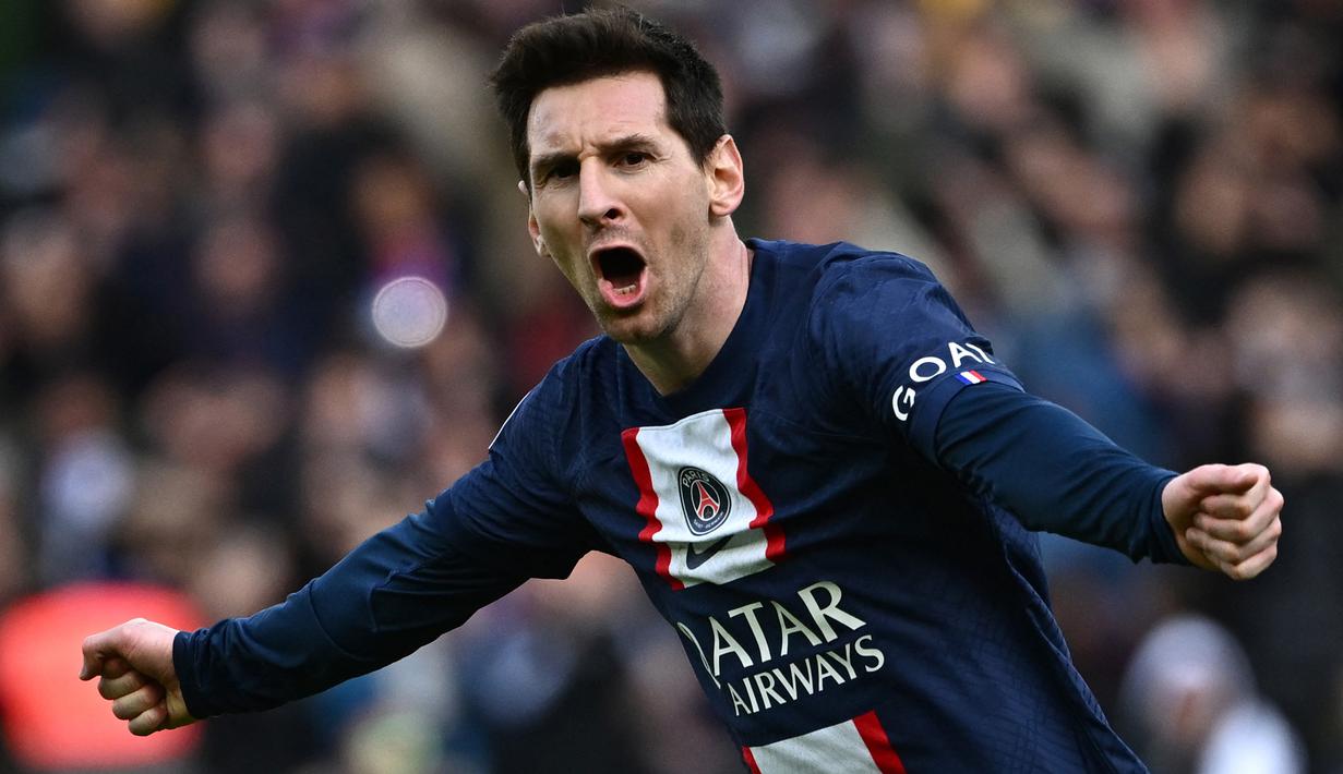 Selebrasi striker PSG, Lionel Messi setelah mencetak gol ke gawang Lille melalui eksekusi tendangan bebas dalam laga pekan ke-24 Ligue-1 2022/2023 di Parc des Princes Stadium, Paris (19/2/2023). Lionel Messi mengungguli Cristiano Ronaldo sebagai raja tendangan bebas di Eropa yang baru mengemas 23 gol dalam rentang waktu yang sama. (AFP/Anne-Christine Poujoulat)