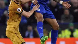 Pemain Leicester, Danny Simpson (kanan) membuang bola dari kejaran pemain Tottenham, Ben Davies pada lanjutan Premier League di King Power Stadium, Leicester, (18/5/2017). Tottenham menang 6-1.  (AP/Rui Vieira)