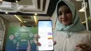 Model menunjukkan aplikasi muslim berbasis komunitas bernama "umma", Jakarta, Kamis (25/4). Aplikasi dengan fitur penunjang ibadah dan konten islami misi untuk mempermudah umat muslim Indonesia menjadi khairu ummah. (Liputan6.com/HO/Ading)