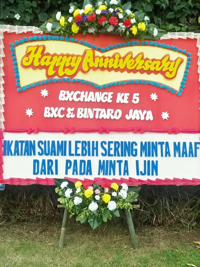 Karangan bunga nyeleneh (Sumber: Twitter/propagan7a)