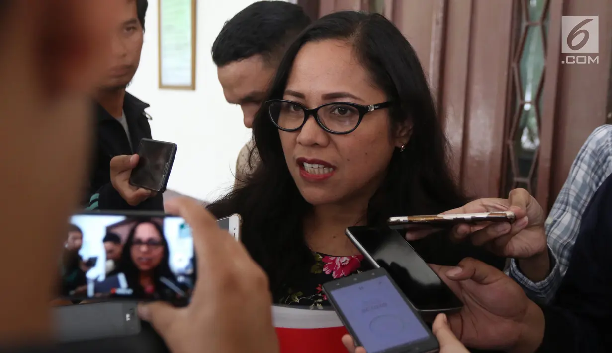 Pengacara mantan gubernur DKI Jakarta Basuki Tjahaja Purnama atau Ahok, Josefina Agatha Syukur menjawab pertanyaan wartawan usai sidang perceraian Ahok-Veronica Tan di PN Jakarta Utara, Rabu (21/3). (Liputan6.com/Arya Manggala)