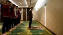 Sejumlah pekerja muslim menjalankan salat di mushola yang berada di hotel Al Meroz, Bangkok, (29/8). Hotel bintang empat yang memiliki gaya arsitektur mirip masjid tersebut memiliki dua mushola dan tiga ruang makan halal. (REUTERS/Chaiwat Subprasom)