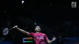Tunggal putra Indonesia, Tommy Sugiarto bersiap melakukan smesh saat melawan pebulu tangkis Jepang, Kento Momota pada 8 besar Indonesia Open 2018 di Istora GBK, Jakarta, Jumat (6/7). Tommy kalah11-21, 15-21. (Liputan6.com/Helmi Fithriansyah)