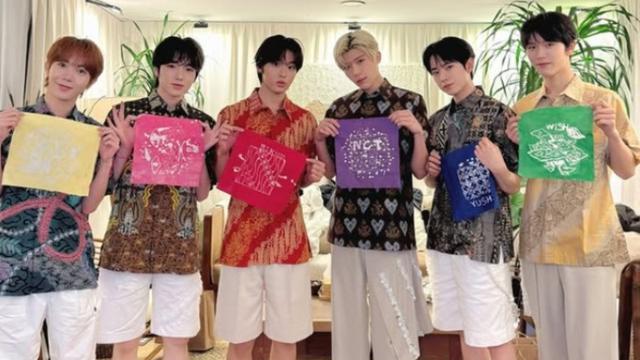 Konser di Jakarta, NCT Wish Sempat Pakai Batik dan Makan Roti Buaya