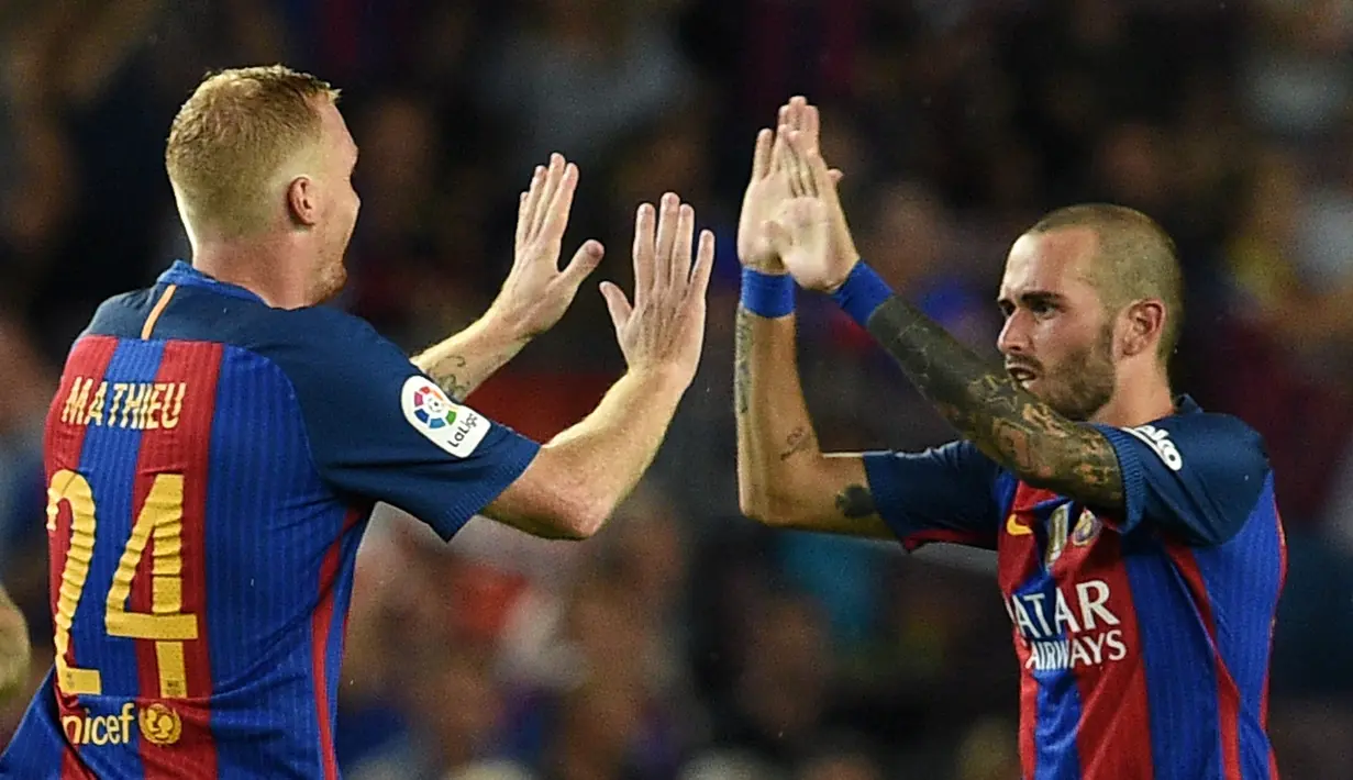 Minim kesempatan bermain membuat bintang Barcelona, Aleix Vidal, ingin segera angkat kaki dari Camp Nou. AC Milan dan Napoli kabarnya mengincar gelandang asal Spanyol tersebut. (AFP/Lluis Gene)