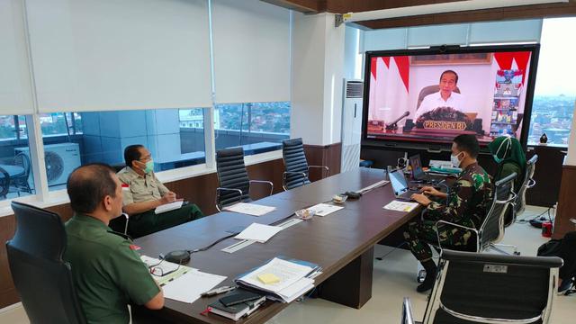 Kepala Gugus Tugas Percepatan Penanganan Covid-19, Letnan Jenderal TNI Doni Monardo bertugas mengenakan seragam TNI. (Istimewa)