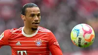 Pemain Bayern Munchen, Leroy Sane berusaha mengontrol bola saat laga lanjutan Liga Jerman 2022/2023 melawan TSG Hoffenheim di Allianz Arena, Munchen, Senin (17/04/2023) WIB. Bibir atas Sane terlihat mengalami pembengkakan setelah terlibat pertikaian dengan Sadio Mane setelah laga leg pertama Liga Champions melawan Manchester City. (AFP/Christof Stache)