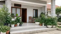 7 Kesalahan Menaruh Pot Tanaman yang Bikin Teras Berantakan dan Kehilangan Estetika