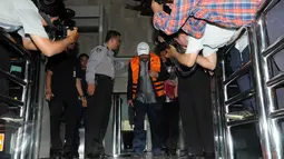 Tersangka kasus dugaan suap proyek pembangunan 12 ruas jalan di Provinsi Sumatera Barat yang juga anggota Komisi III DPR RI Fraksi Demokrat I Putu Sudiartana usai menjalani pemeriksaan di Gedung KPK, Jakarta, Kamis (30/6). (Liputan6.com/Helmi Afandi)