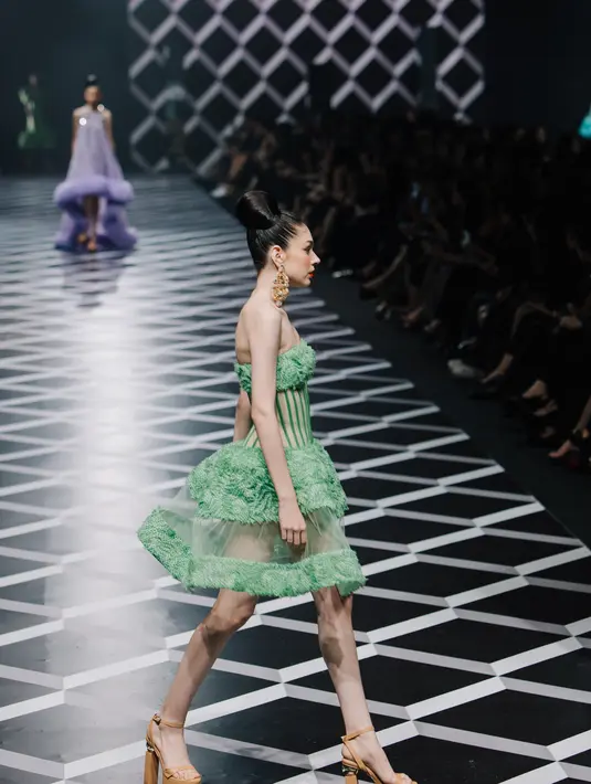 Berbagai motif floral pada bahan, dihiasi lagi dengan tambahan embroidery dan untaian fringe. Foto: Document/Sebastian Gunawan.