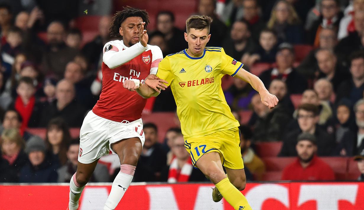 Duel antara Alex Iwoby dan Aleksey Rios pada leg 2, babak 16 besar Liga Europa yang berlangsung di stadion Emirates, London, Jumat (22/2). Arsenal menang 3-0 atas Bate Borisov. (AFP/Glyn Kirk)