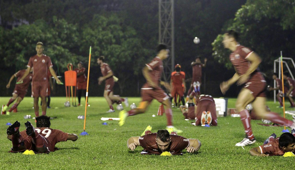 Para pemain Persija Jakarta saat latihan di Lapangan Sutasoma Halim, Jakarta, Jumat (10/5). Latihan ini merupakan persiapan jelang laga Liga 1 Indonesia 2019. (Bola.com/Yoppy Renato)