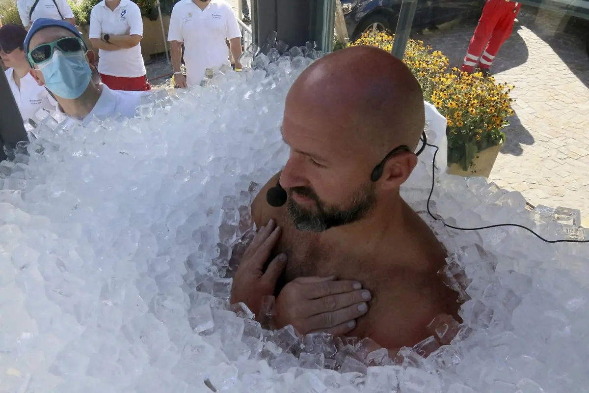 Petenis Austria itu telah menghabiskan dua jam, 30 menit dan 57 detik di dalam kotak kaca yang dibuat khusus lalu diisi dengan es batu hingga menutup sampai pundaknya (AP)