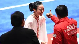 Atlet wushu Indonesia Lindswell menerima ucapan selamat dari Presiden Joko Widodo usai menyelesaikan nomor Taijijian Putri Wushu Asian Games 2018 di JIExpo Kemayoran, Jakarta, Senin (20/8). (ANTARA FOTO/INASGOC/Akbar Nugroho Gumay/nak/18)