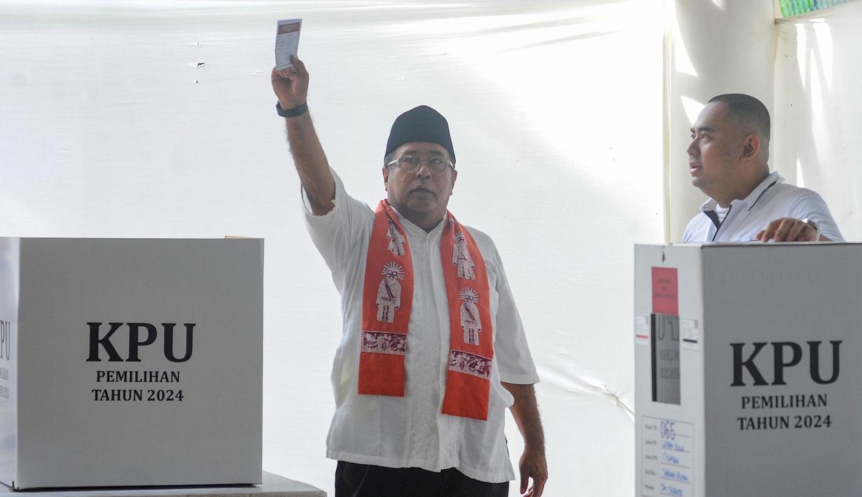 Rano Karno maupun sang istri terlihat tampil serasi dan kompak dengan menggunakan setelan berwarna putih. (merdeka.com/Arie Basuki)