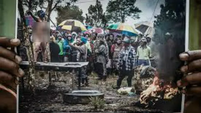 Pada 2009, seorang wanita hamil di Papua Nugini dibakar hidup-hidup karena dituduh melakukan tenung yang menewaskan tetangganya. (Sumber Franciscans International)