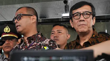 Yasonna H Laoly dan Andi Widjajanto saat keluar dari Gedung KPK, Jakarta, Kamis (18/12/2014). (Liputan6.com/Miftahul Hayat)