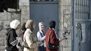 Pemilihan ini merupakan pemilu pertama di wilayah tersebut sejak konflik Israel-Hamas memanas pada Oktober 2023. Tampak dalam foto, perwakilan kandidat Palestina menunggu di luar Tempat Pemungutan Suara (TPS) selama pemilihan kota di Jenin, Tepi Barat yang diduduki Israel, pada Sabtu 25 April 2026. (Marco Longari/AFP)