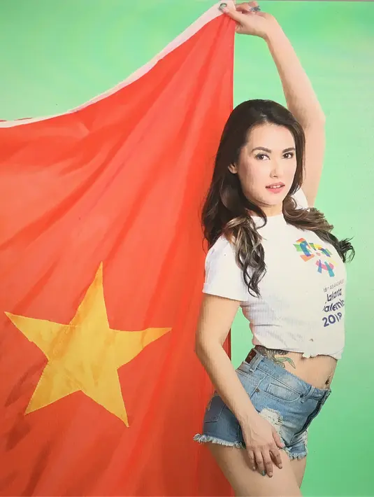 Tidak hanya Indonesia saja, Maria Ozawa juga terlihat berpose dengan menggunakan bendera Vietnam. (Foto: instagram.com/maria.ozawa)