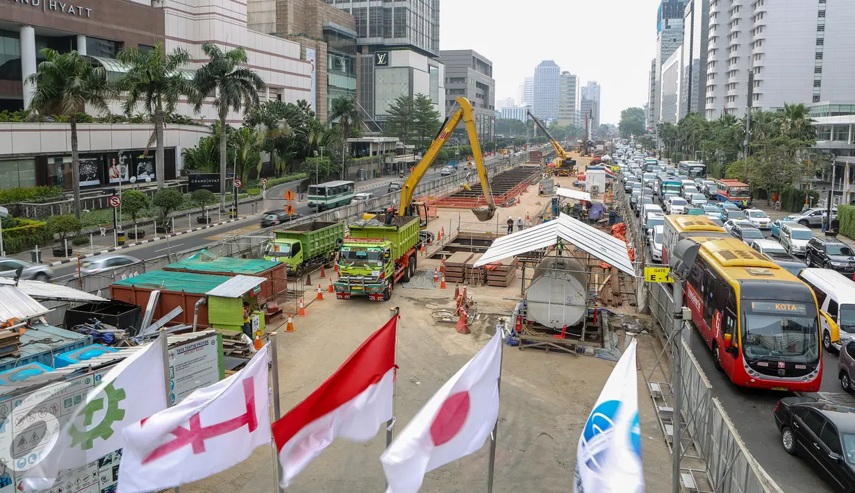 Pekerja mengoperasikan alat berat untuk menyelesaikan pembangunan MRT di Jakarta, Senin (22/6/2015).  Jika Jepang tidak memberikan bantuan dengan cepat, maka Pemprov DKI akan mempertimbangkan kerjasama dengan Perancis. (Liputan6.com/Faizal Fanani)