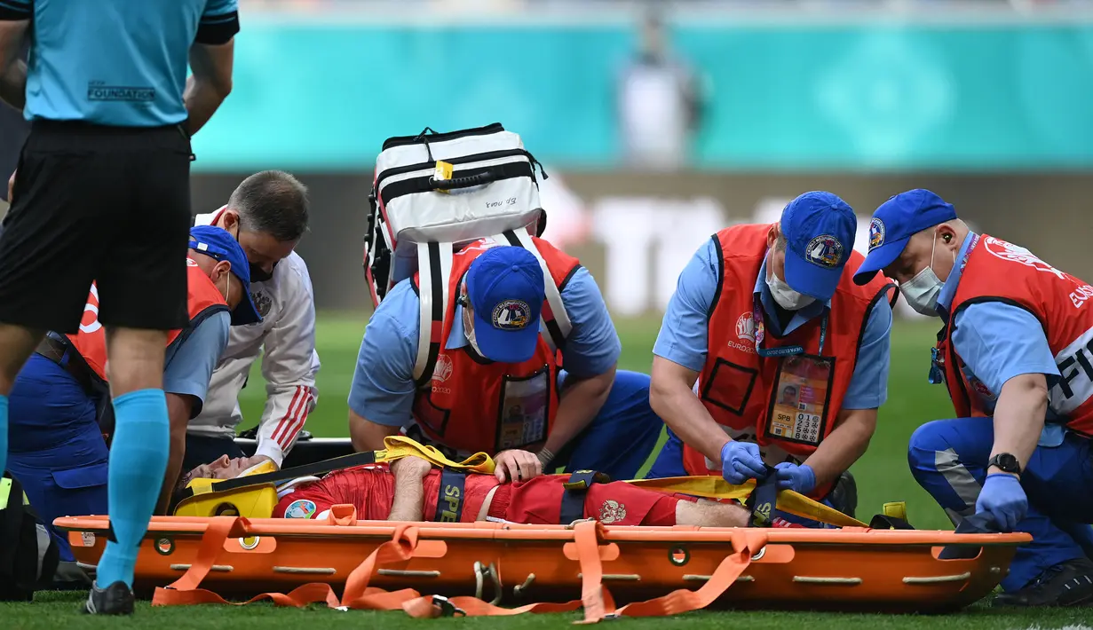 Pertandingan dihentikan sementara pada menit ke-24 karena bek kanan Rusia, Mario Fernandes mengalami cidera. Pemain bernomor punggung dua itu terpaksa harus ditarik keluar setelah ia mendarat dengan punggungnya selepas berduel udara dengan bek Finlandia. (Foto: AFP/Pool/ Kirill Kudryavtsev)